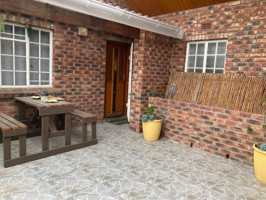 5 Bedroom Property for Sale in West Bank Eastern Cape